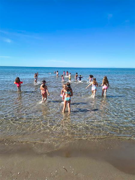 Παιδιά του Summer Camp απολαμβάνουν το μπάνιο τους στη θάλασσα