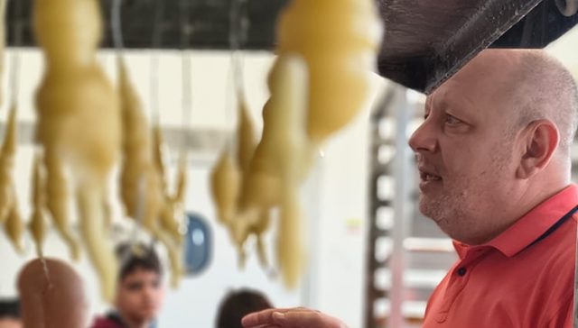 Παρουσίαση της παραδοσιακής διαδικασίας παραγωγής και ξήρανσης αυγοτάραχου στους μαθητές του Δημοτικού κατά την επίσκεψη στο Αιτωλικό