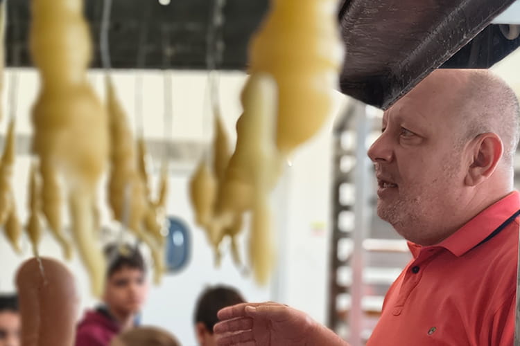 Παρουσίαση της παραδοσιακής διαδικασίας παραγωγής και ξήρανσης αυγοτάραχου στους μαθητές του Δημοτικού κατά την επίσκεψη στο Αιτωλικό