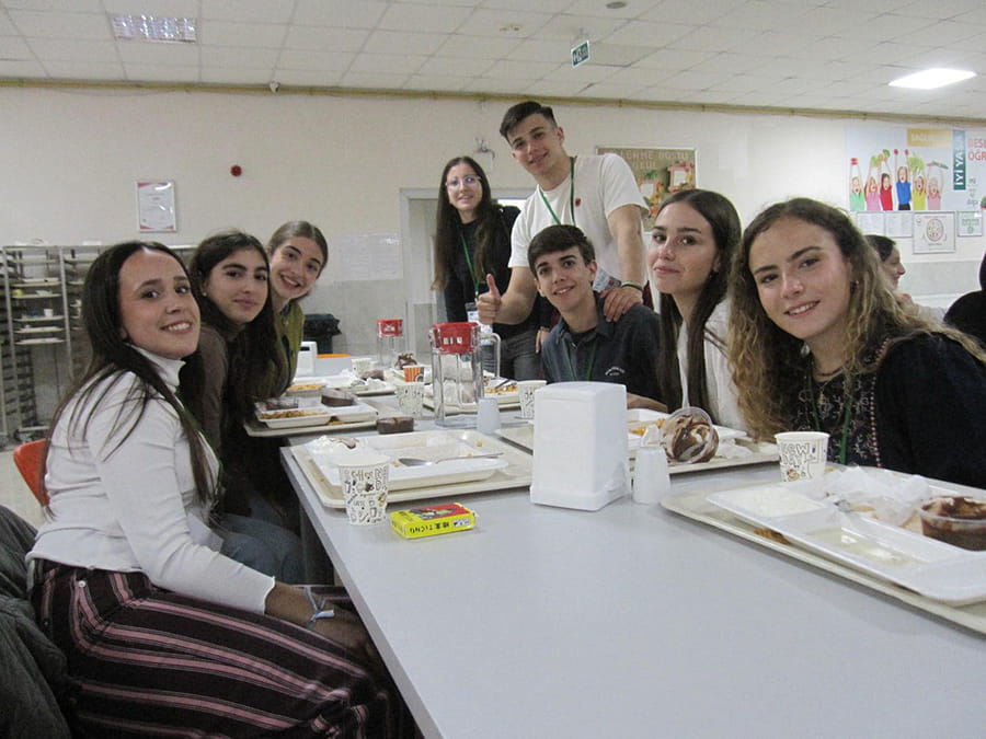 Μαθητές σε ομαδική συνάντηση του Erasmus+ KA210 Pandora Project με σχολεία από την Ελλάδα, την Ισπανία και την Τουρκία.